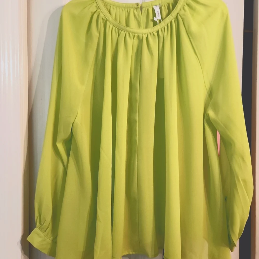 NEW Beautiful Lime Green Flowy Blouse - Picture 3 of 10